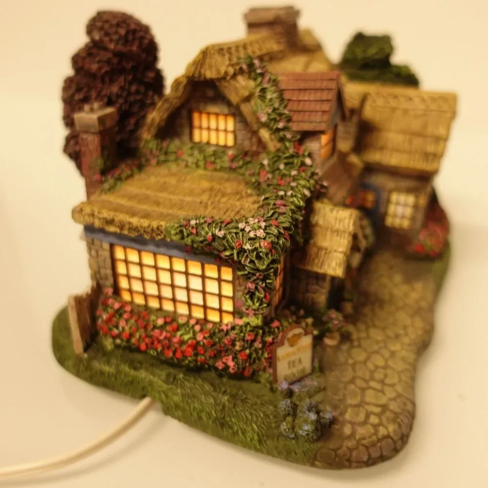 Hawthorne Village Thomas Kinkade Lamplight Tea Room 79985 with Lights and Figure